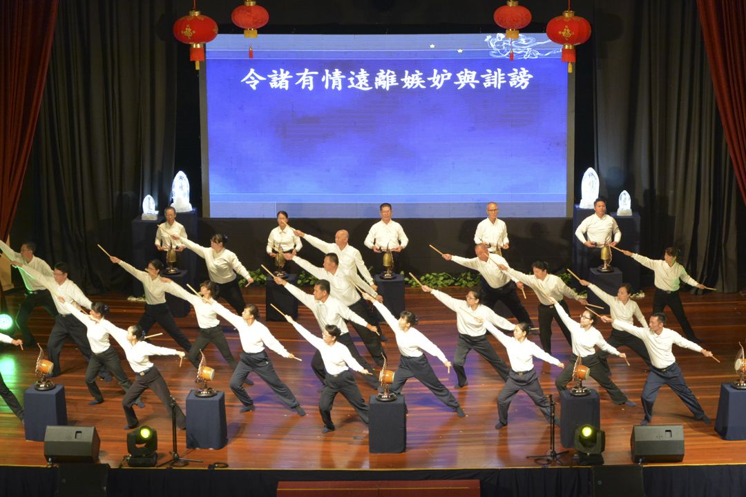 志工以钟鼓演绎《药师如来十二大愿》之〈终曲〉，为2018年岁末祝福感恩会掀开序幕。 【摄影：赖志祥】