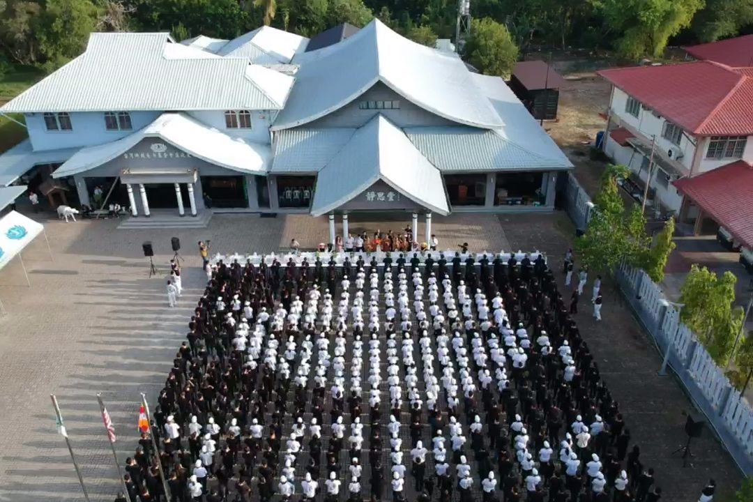 亚庇图形浴佛，除了一片菩提叶，另增添了慈济亚庇的英文缩写TCKK。 【摄影：张隽彦】