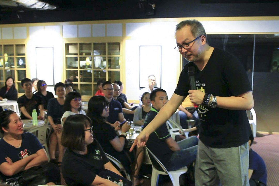 言谈幽默的李积盛和会众互动，场面热络。 【摄影：吴勇樻】