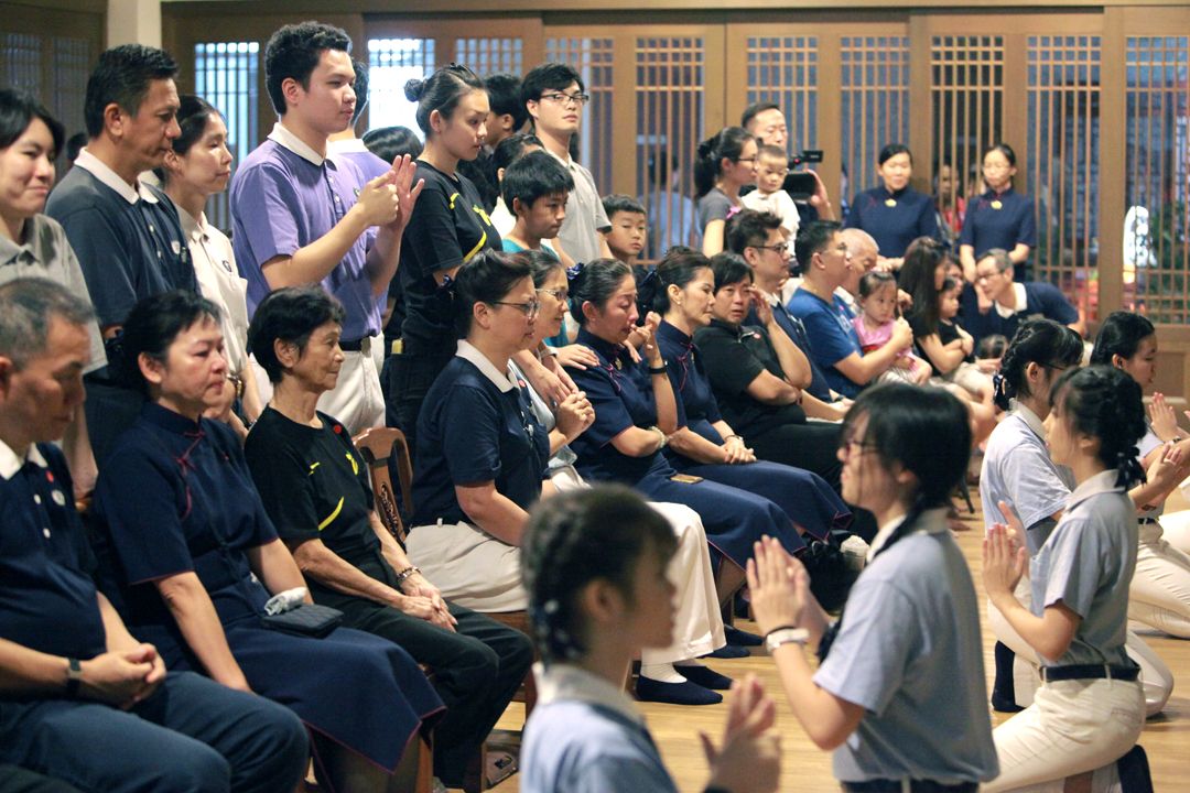 “小羊跪哺，闭目吮母液；感念母恩，受乳恭身体……”随着慈少、慈青孩子跪在长辈面前呈献《跪羊图》手语，让现场的父母频频拭泪。 【摄影：梁倩宜】