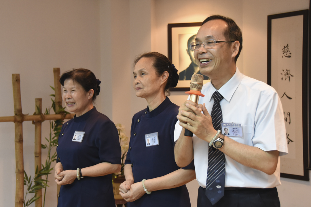 来自台湾的罗恒源（右起）、纪换和吴燕雪于慈济淡属联络处以“改变命运的契机”为题，与众分享如何克服人生之苦。 【摄影：赖玉珍】