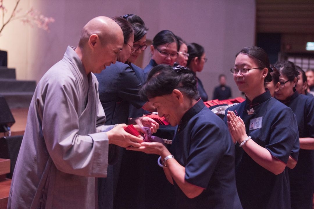 Dharma Masters from the Jing Si Abode in Hualien, Taiwan were present at the session dedicated to volunteers to personally distribute red envelopes of blessings and wisdom. [Photograph by Kevin Tan Kok Sieong]