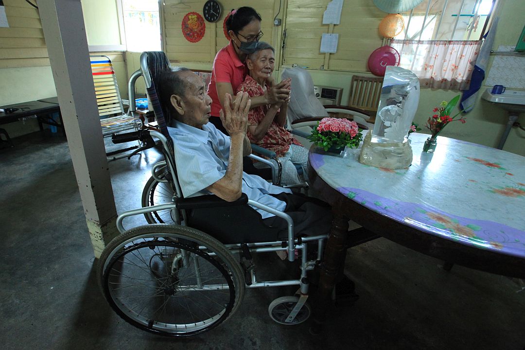 On May 9, 2021, Tan Yow Jiuan arranged for a Buddha bathing ceremony at home, for her aged parents to pay respect to Buddha. [Photo by Yong Siew Lee]