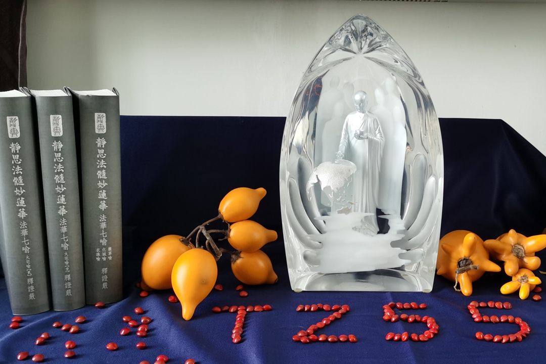 委员萧丽娟郑重其事，恭敬地以相思豆排成“TZ 55”图形，并以名因为“五代同堂”的生果布置佛台，诚意方殷。 【相片：萧丽娟提供】