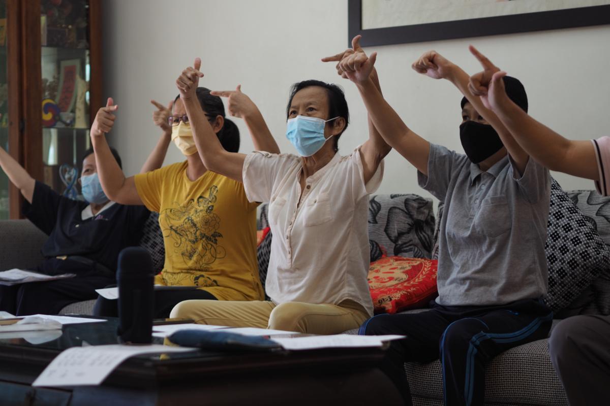 “手语，没有想像中的难，经过线上的讲解，再透过实体的练习，蛮容易上手的。”从好奇到自信，孙瑞莲（右二）每一天都在进步中。 【摄影：林英意】