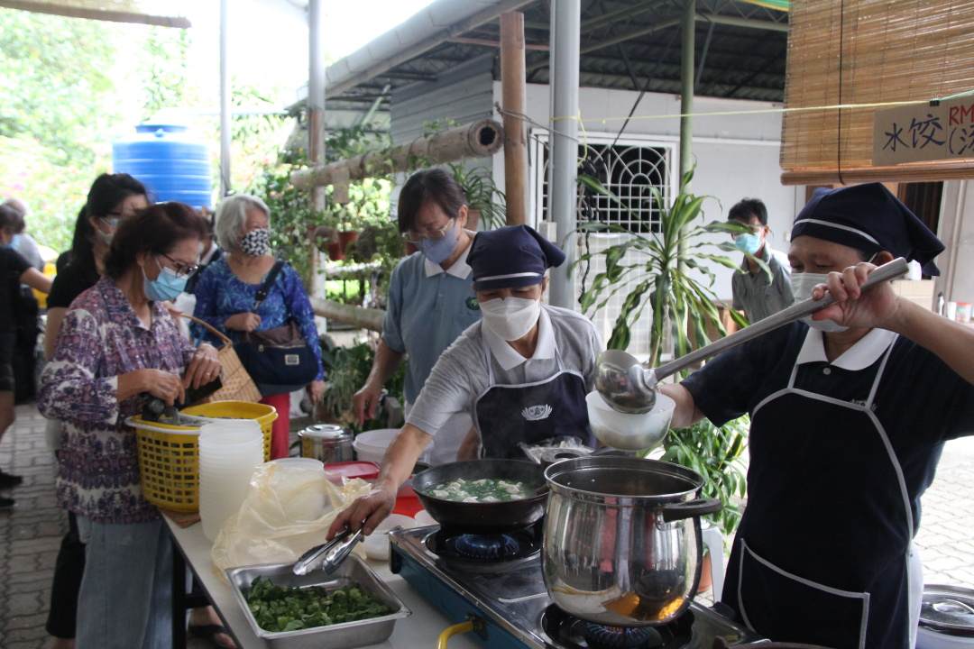 慈济推出了“素食平价早餐”活动，吸引了各社区的会众前来品尝。【图片：郭浩然提供】