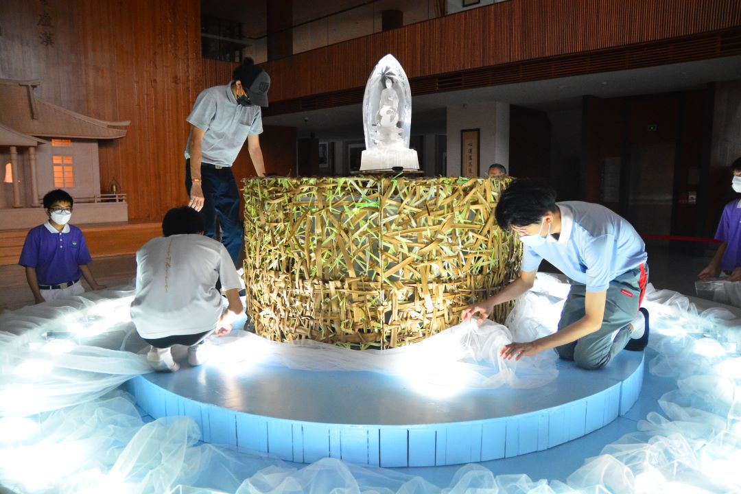 灯光亮起，象征着验收了一天的辛勤耕耘，也期许今天播下人才传承的种子，年年茁壮成长，棒棒相续。 【摄影：李伟建】