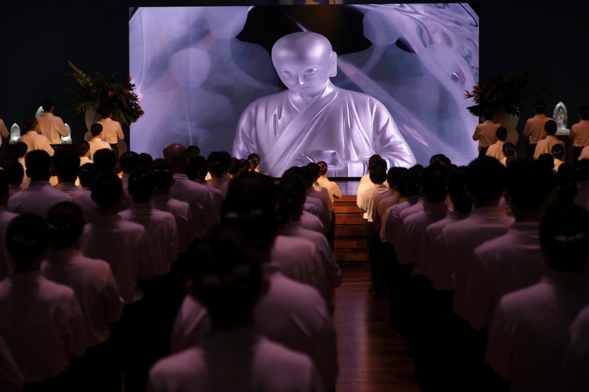 The performers walked onto the stage with synchronized steps and led the audience into a spiritual conversation with the Buddha. [Photo by Lim Chin Tong]