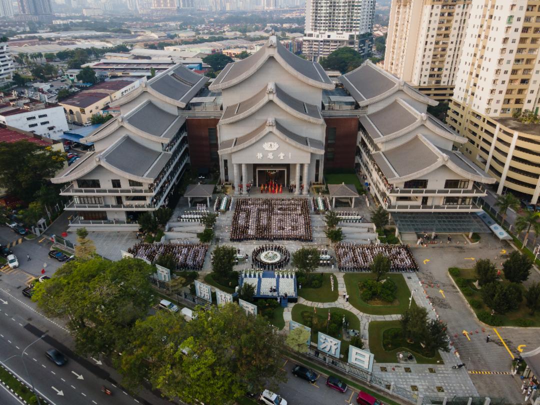 A total of 2,610 participants formed the Chinese character “福” (Blessing) at the centre, and “KL30” (symbolising the 30th Anniversary of Tzu Chi KL & Selangor) and “2023” on the left and right sides respectively. [Photo by Lai Jih Chuan]