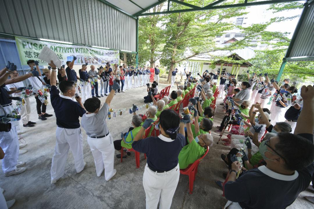 A unique ribbon-cutting ceremony marked the opening of Tzu Chi recycling centre in SKGV Silver Jubilee Fund Care Centre. Instead of the customary red ribbons, strings of recyclables were used, symbolising the aspiration to protect Mother Earth. [Photo by Lim Chin Tong] 