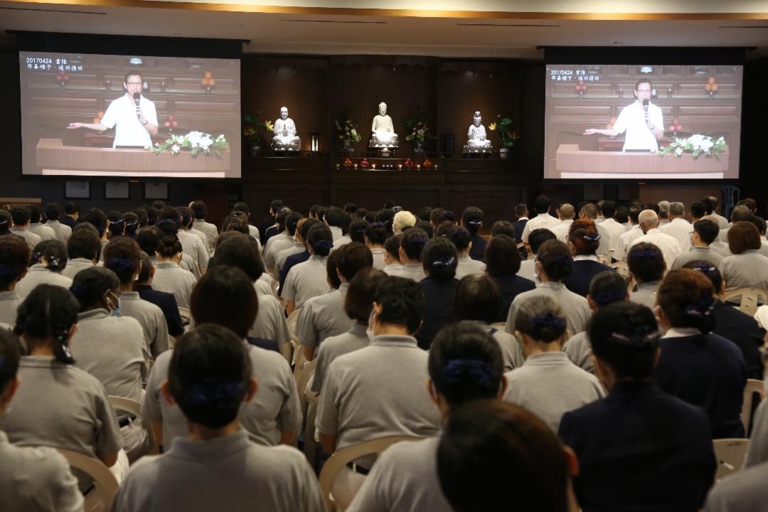  虽然是2017年洪静原老师来雪隆分享的影带，介绍慈济的四大八法，学员们如见本尊般用心聆听。 【摄影：李秀君】