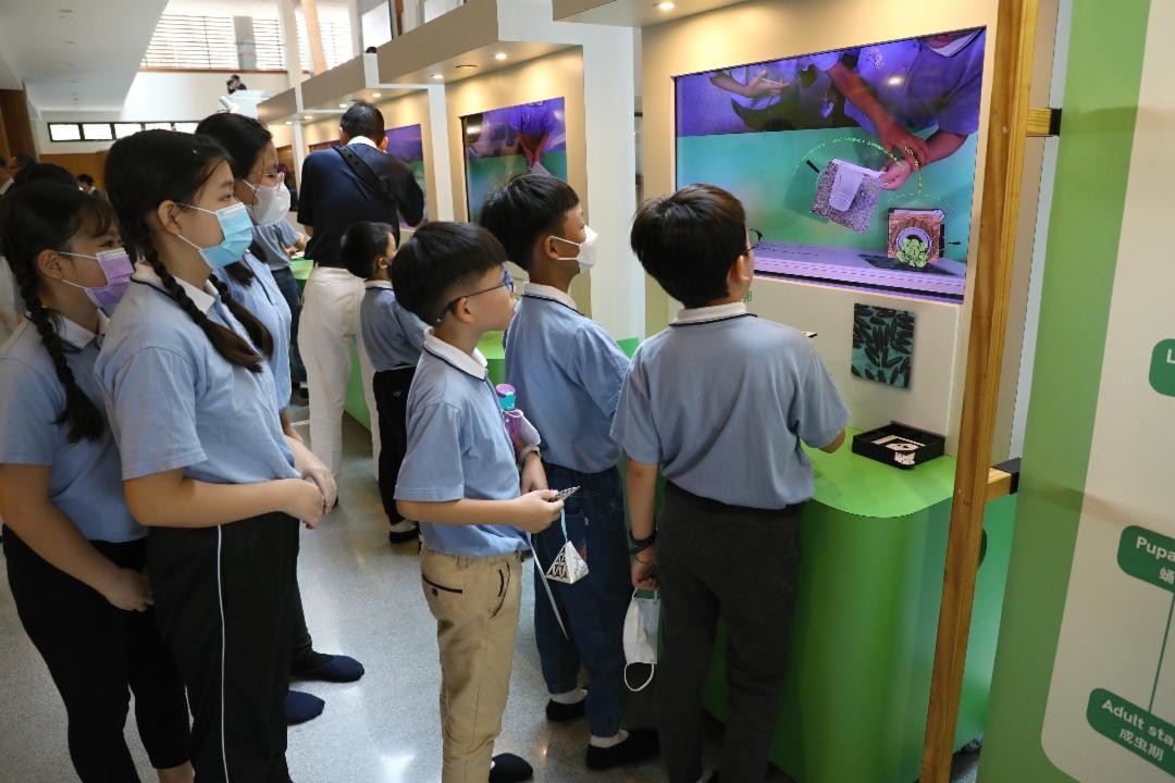 防疫战斗营科学展的互动游戏单元是小朋友的游乐园，他们可以任意地往自己喜爱的展区进行闯关游戏。 【摄影：陆福祥】