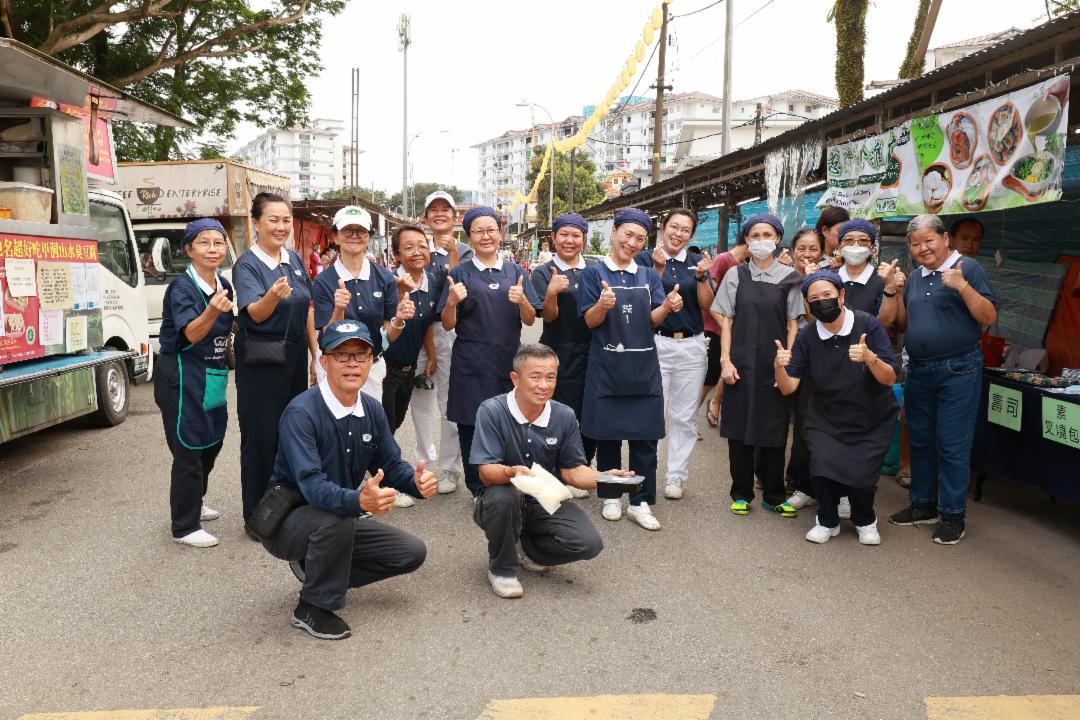 增江九皇爷诞辰，社区志工在慈济道场外推素。刮风下雨，无阻志工回馈佛陀故乡的心。 【摄影：邓亦绚】