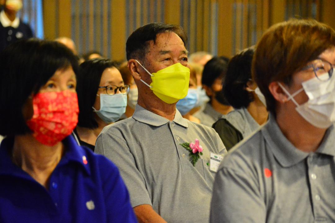 Seventy-seven-year-old Yap Ka Sam (wearing a yellow face mask) attended the new volunteer training session with anticipation, hoping that Tzu Chi would assign tasks to him promptly following his certification as a recycling volunteer. 【摄影：李伟建】