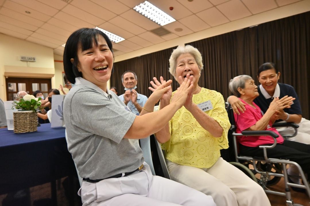 2023年10月22日，慈济巴生支会西北和气开办的珍爱乐龄班，正式上课；会上，不论是陪伴者或与会乐龄者，皆是开心地投入在课程里。【摄影：李勇甫】