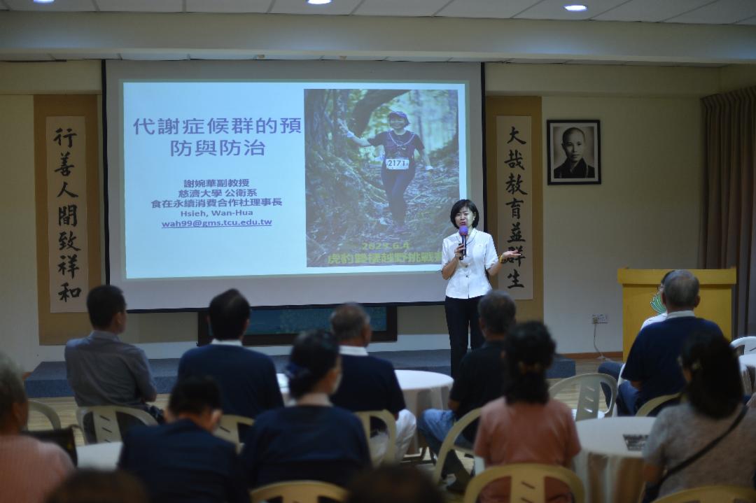 慈济大学公共卫生系副教授谢婉华博士于古晋支会举办健康讲座，向会众分享预防和管理代谢症候群的策略，学会掌控自己的健康。 【摄影者：陈佩莉】
