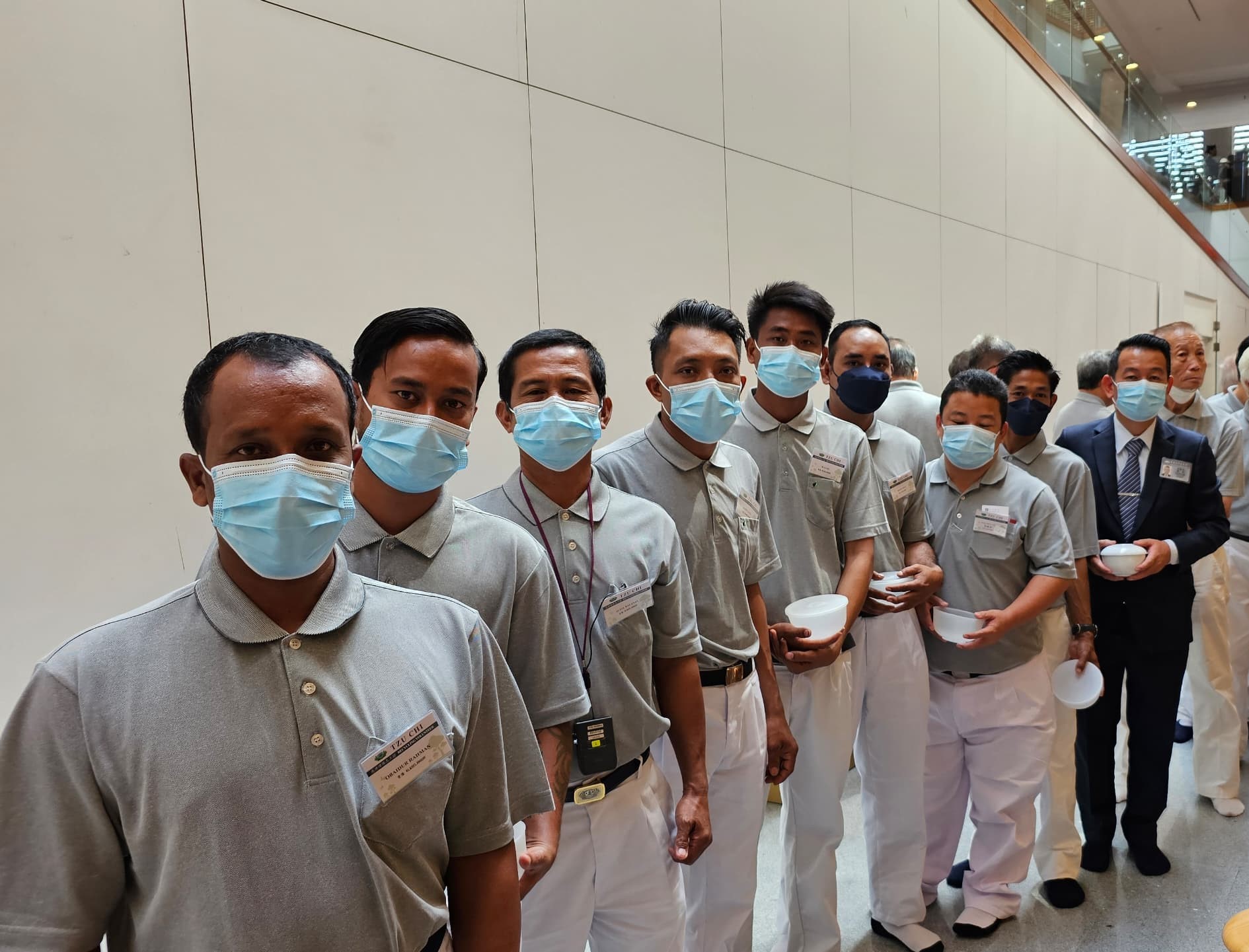 郭修成（穿大衣者）在慈济30周年庆典中带领外籍员工一起“回家”,共襄盛举。 【摄影：郭修成提供】