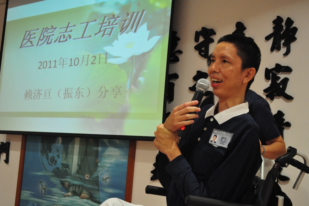 “我在跟病赛跑，一有机会就赶快做，我要跑得比病还快！”——赖振东。【摄影：刘春妮】