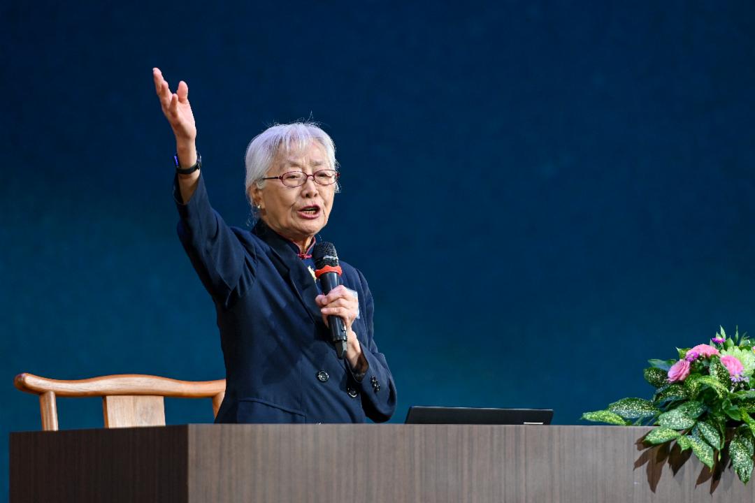 纪妈咪走过四十四年的慈济岁月，成为慈济人品典范，曾经也有过怕老，“老了怎么办？”上人慈示：“老了出来给人看。” 【摄影：颜伟明】