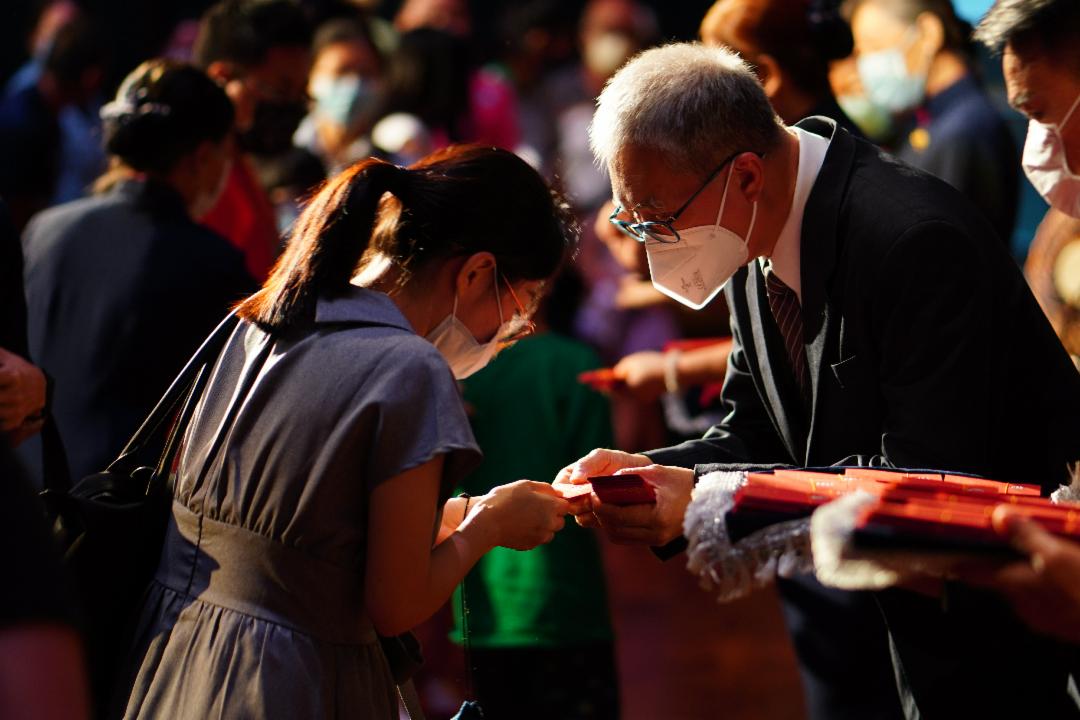 The annual Year-End Blessing and Appreciation Event is a grand reunion for the Tzu Chi family, as well as an occasion to receive the red envelopes of blessings and wisdom from Master Cheng Yen. [Photo by Boon Wui Kong]