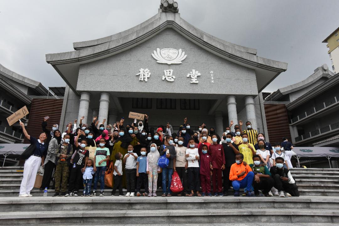 难得来一趟，索马里难民们在宏伟的静思堂前留下大合影。 【摄影：陈德铭】	