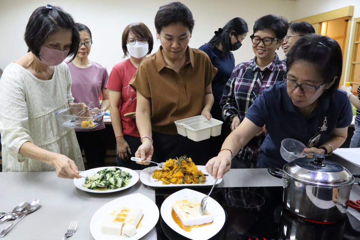 了解了每道菜的烹煮过程，试吃环节让学员更能掌握各佳肴的味道，让她们也有信心在家做出一样的菜色。 【摄影：郭怡每】