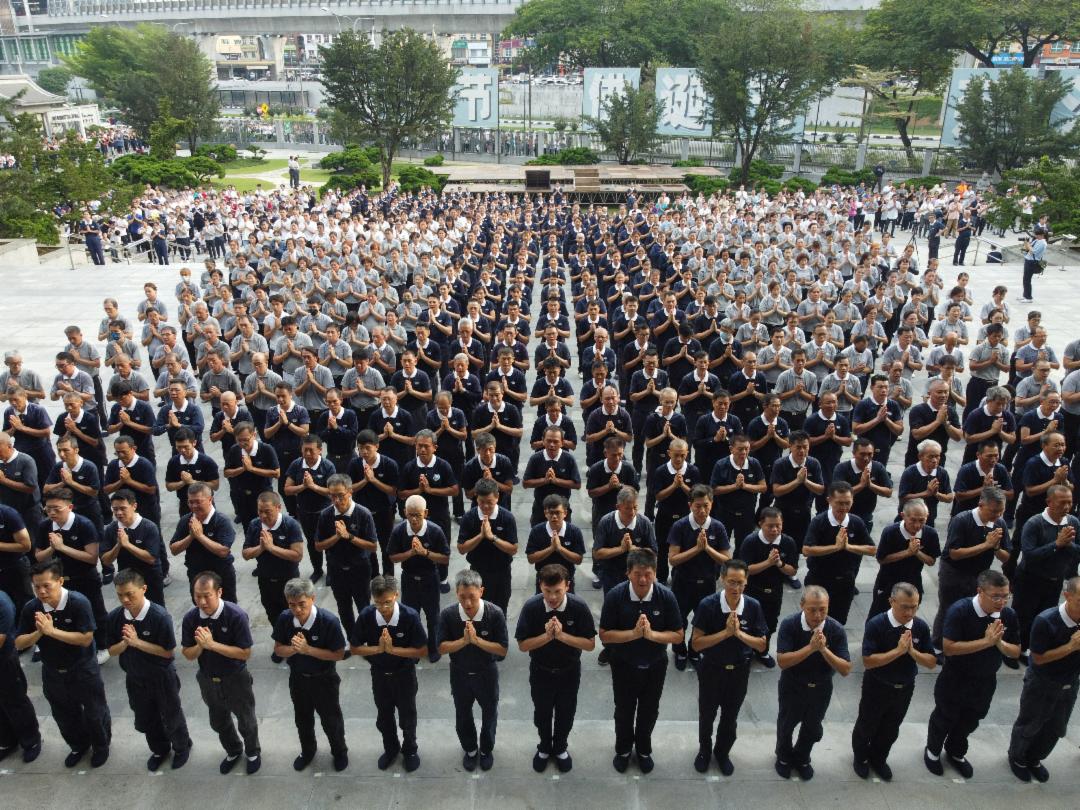 于吉隆坡慈济静思堂举行的朝山，队伍浩荡长，众人虔心为天下祈福、为人间祈愿。 【摄影：文伟光】引了不少第一次到访吉隆坡慈济静思堂的民众大德。 【摄影：文伟光】