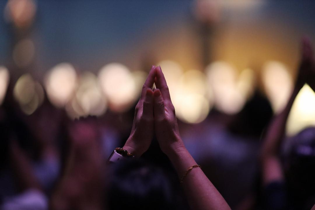 在这个纷繁复杂的社会，大家都在寻找内心的净土，心中有佛就能看到世间的美好。主图【摄影：庄贵贺】