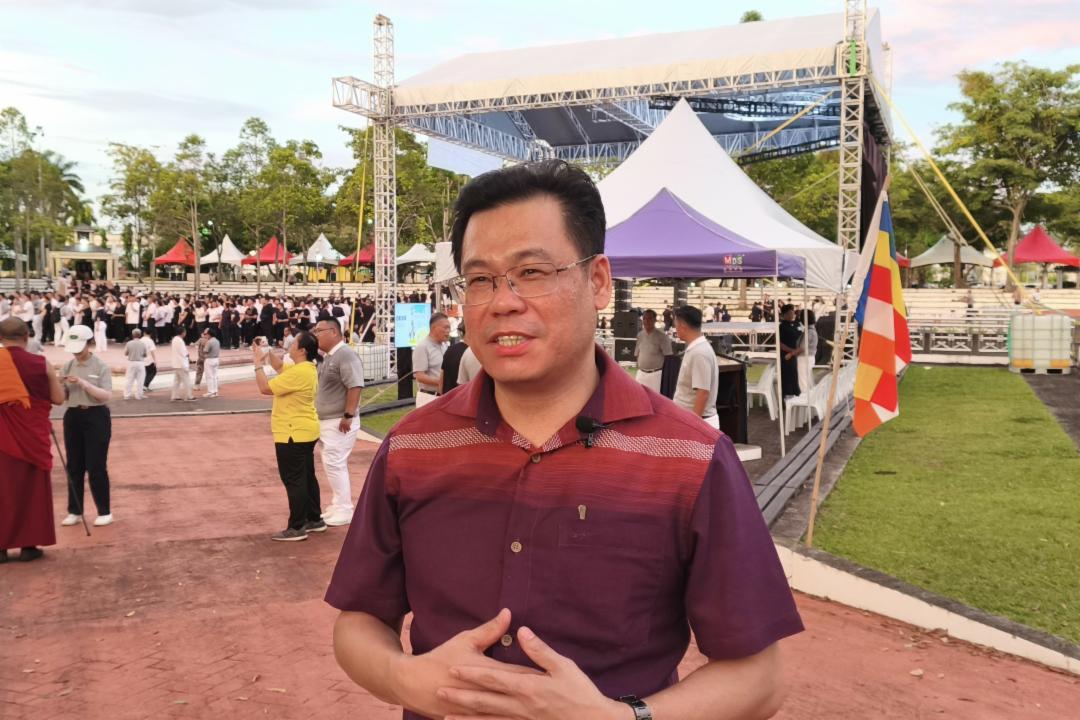 美里杜当中华公学校长刘世坤首次带领逾四十位师生参与慈济浴佛节。 【摄影：古汉武】