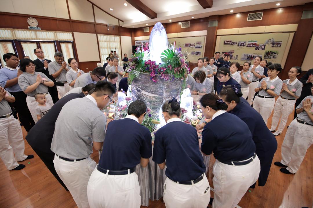 “正念勤修学与觉，精进力行菩萨道”是2025年浴佛的主题。慈济亚庇在会所举办了两场三节合一的祈福浴佛典礼。