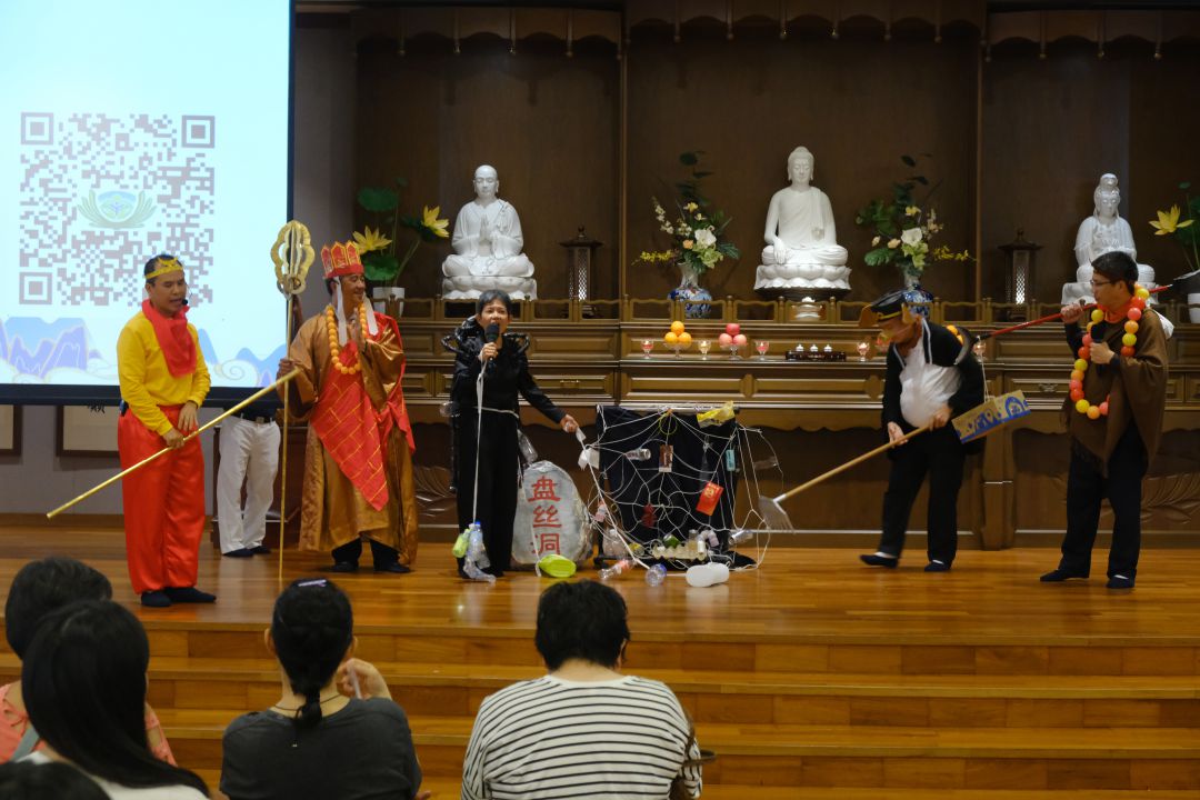 由老、中、少不同年龄层的志工合作演绎一场具有“5R环保原则”的《西游记》环保改编剧。【摄影：许菘茹】