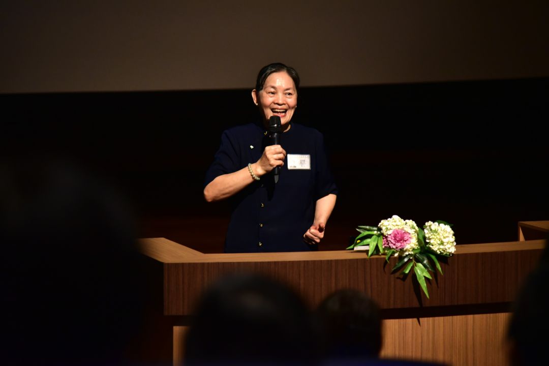 除了投入环保，见人就说慈济，陈阿桃在台湾及海外创下数百场分享的记录，幽默又真诚的内容感动了很多人。【摄影：李伟建】