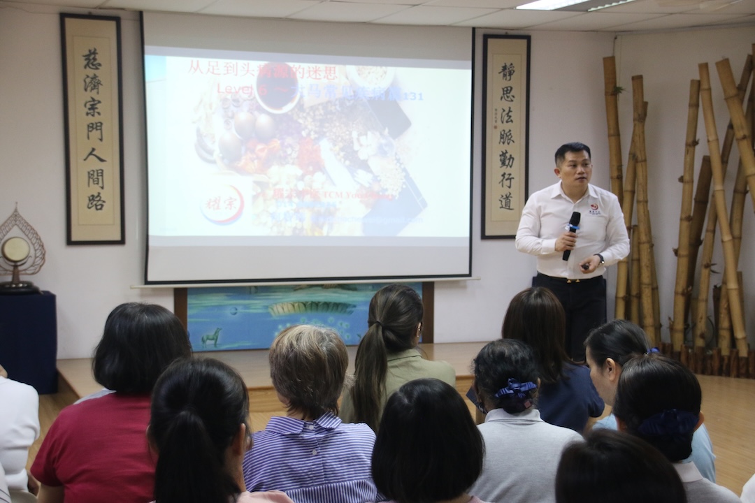 何智玮中医师在讲座中提到：“我发现很多人对医学知识的了解相对不足，甚至常常存在误解。因此，我觉得有责任进行普及教育，帮助大家少走冤枉路。” 【摄影：张志新】