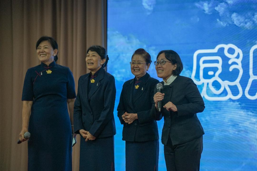 早在2023年，董秀美（右二）、田金香（左二）、和李碧丝（左一）率先发心后，将护持大爱电视台的三十三位首善女名单迅速集结起来。 【拍摄：李贵业】 	