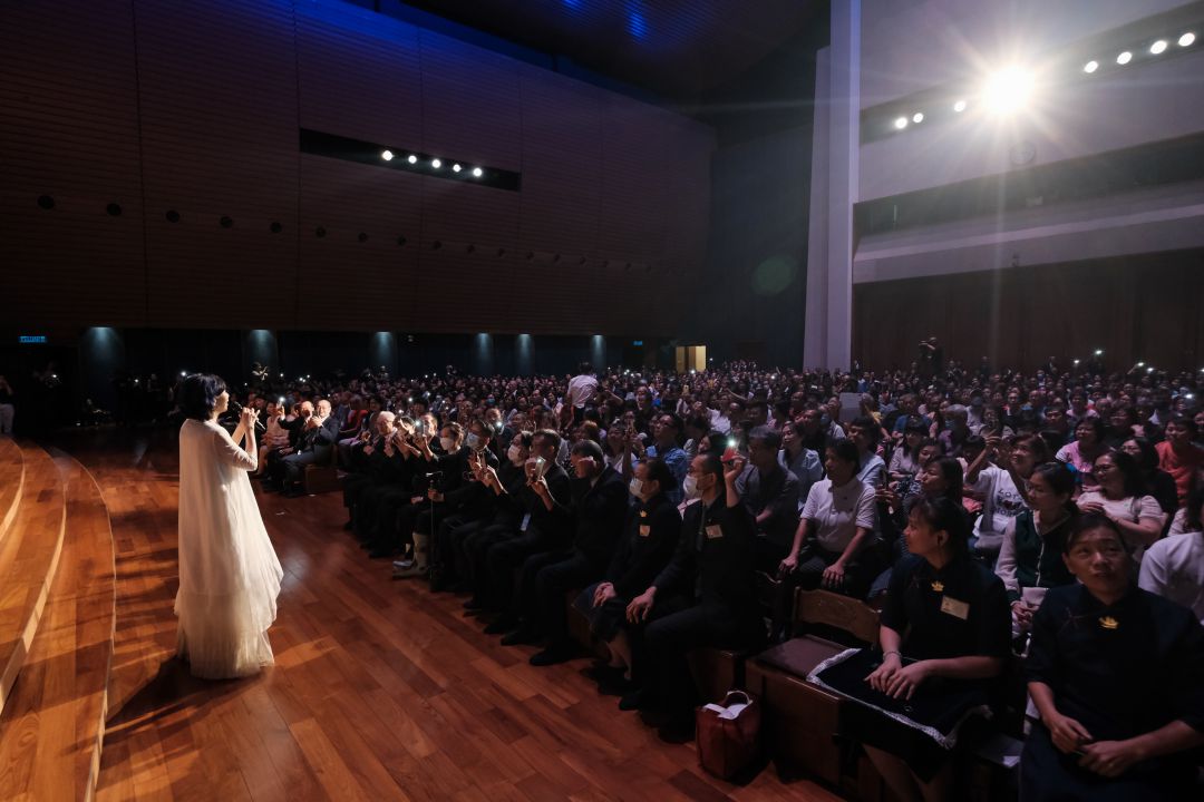 “大爱音乐会”阔别雪隆十二年后再度莅临；讲经堂内气氛热络，观众们亲眼目睹歌手的真实风采，难掩兴奋的心情。【摄影：林振胜】