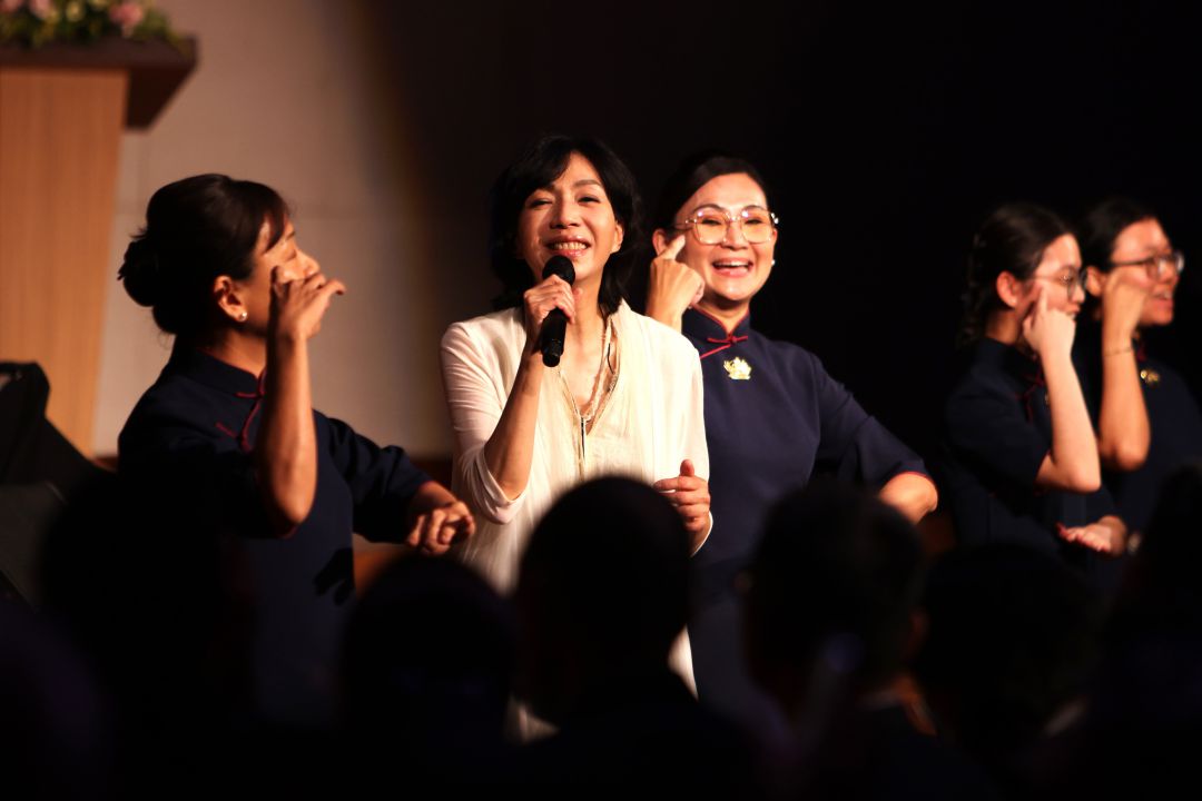知名表演藝術家及歌手万芳在大爱音乐会上，演唱多首歌曲.在演绎时，更有志工配合手语演出，令人动容。 【摄影：梁倩宜】