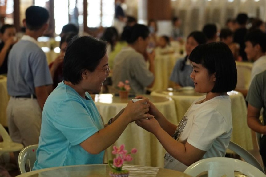 在佛诞日、母亲节与全球慈济日叁节合一的殊胜日子里，这一天不只是礼敬诸佛的日子，更是一场关于 “孝” 与 “爱” 的生命教育。【摄影：文伟光】  