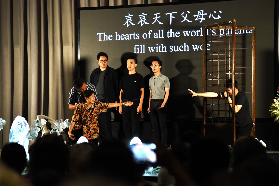 由八打灵再也及白沙罗的志工携手演绎的《浩瀚父母恩》手语舞台音乐剧，在Menara KEN TTDI举办的社区浴佛典礼中掀开序幕。 【摄影： 蔡梦萍】