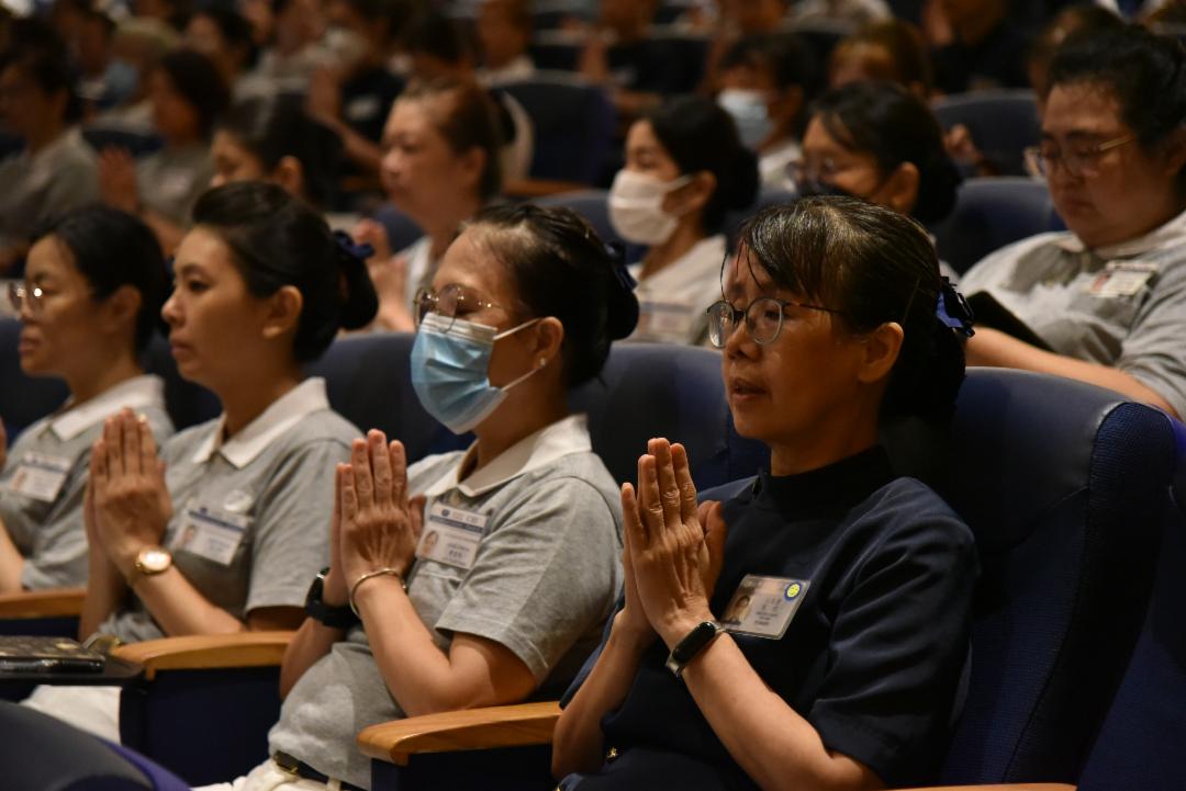 场内道气充盈，人人专注一致，精进闻法，在庄严的梵呗声中展开一天的课程。 【摄影：洪淑慧】