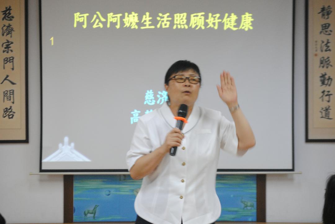 高慧娟通过活泼又生动的方式让观众了解失智症的诱因。【摄影：郭怡每】