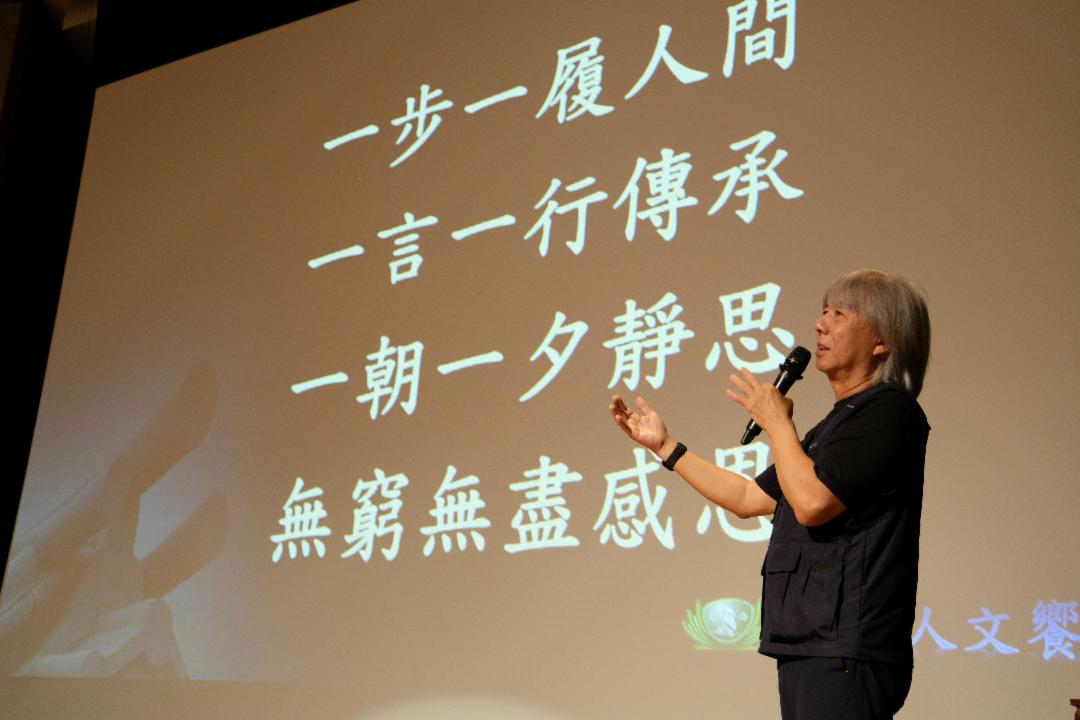 李寿全老师带来一首全新创作〈一念永恒〉。这首曲子，是他特别为慈济即将迈入一甲子，献给证严上人的祝福之歌。 【攝影：陈德铭】