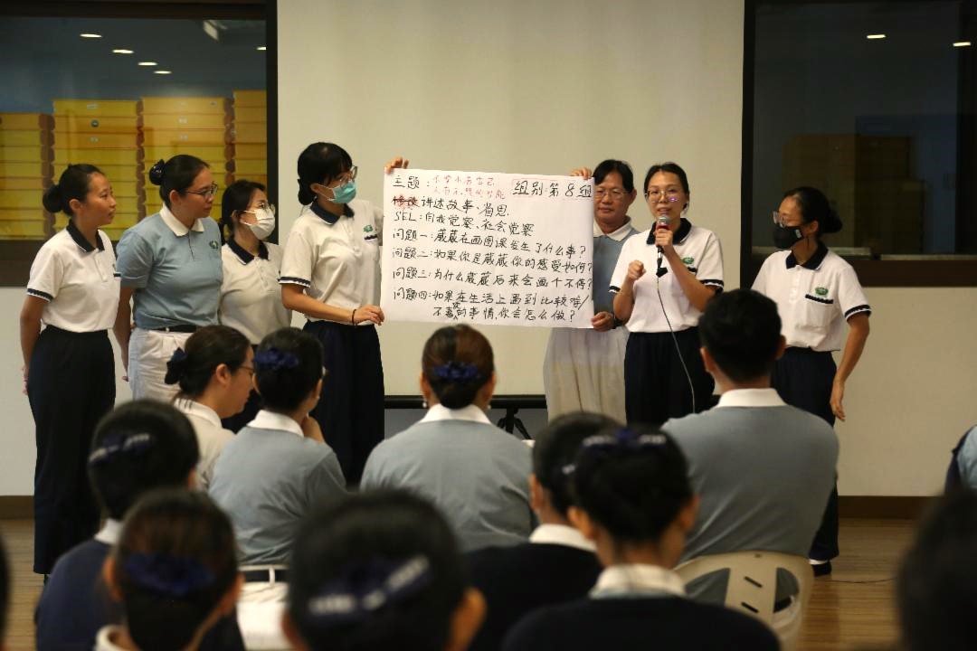 志工们自信讲解SEL融入教案的要点，台下志工端坐聆听，彼此汲取与交流经验。【摄影：李秀君】