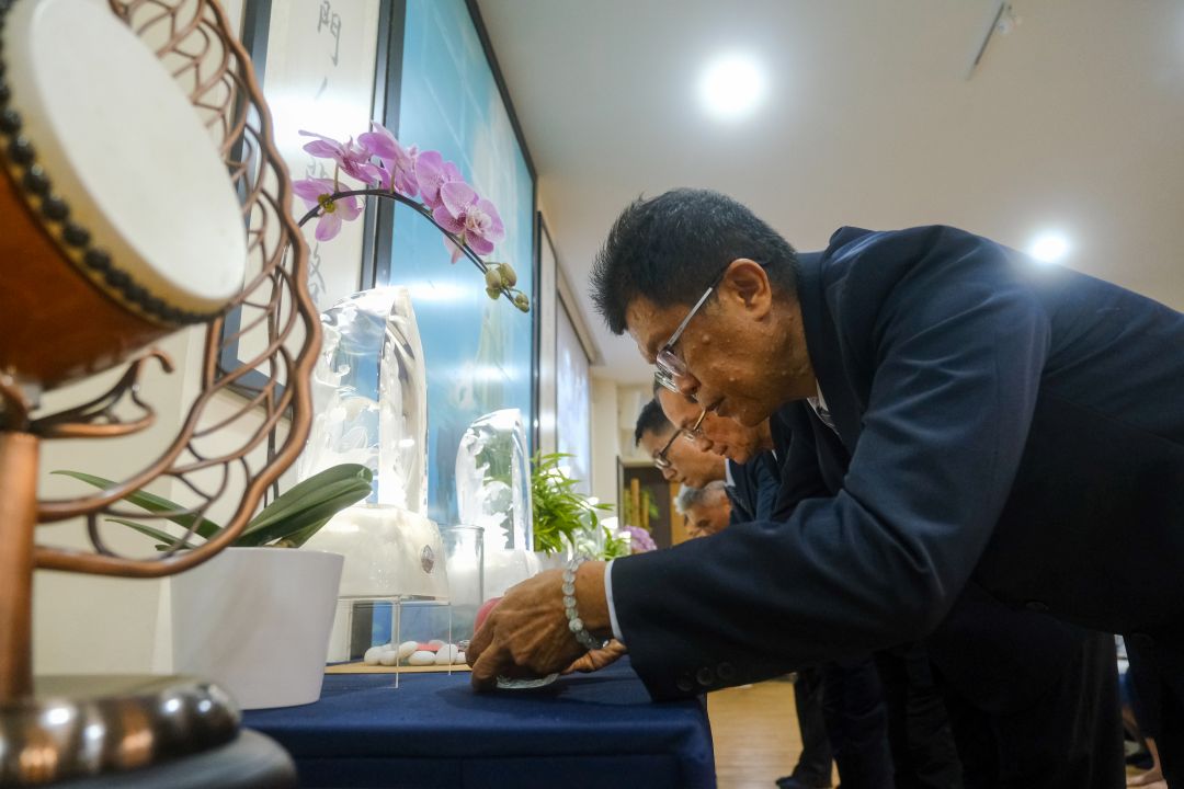 在礼拜《地藏经》前，由慈诚在琉璃佛像前，虔诚献上灯烛、鲜果。【摄影：林振胜】