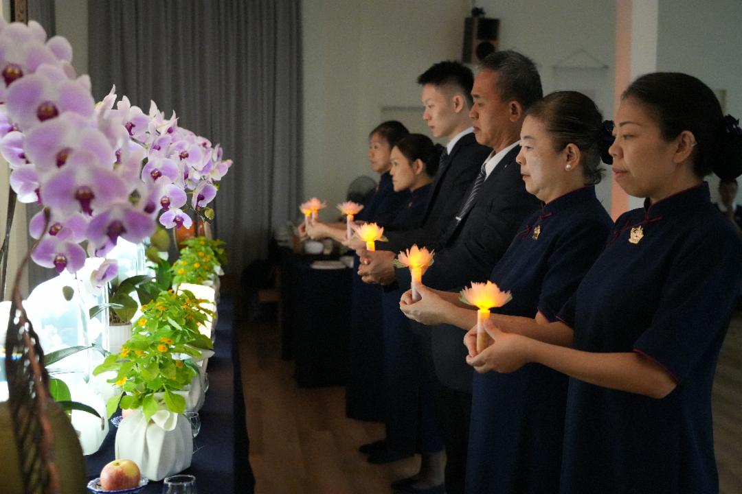 2025年8月22日至24日，中四社区举行七月吉祥月祈福会。志工以至诚心念恭敬献供心灯与鲜果，场面庄严肃穆，氛围温馨感人，凝聚众人虔心祈愿，广植福田善念。【摄影：郑宝达】	