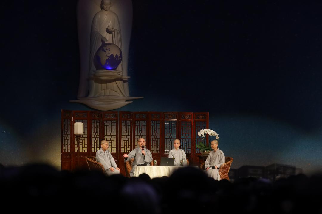 德勘师父（右一）引领德耒曼师父（左一）、德琨师父（右二）与德玮师父（左二）分享各自的出家因缘与修行历程。【摄影：庄贵贺】