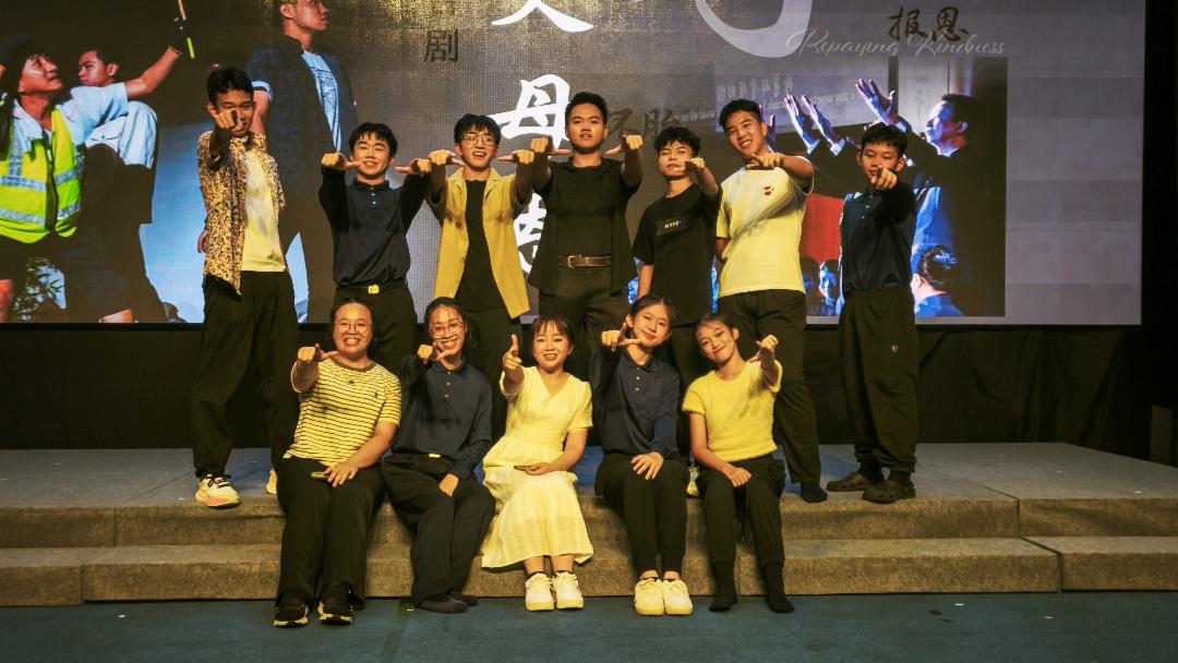 这群慈济孩子虽无专业演艺背景，却以最真诚的舞台演绎与手语表达，深深触动了台下观众的心。【摄影：古汉武】