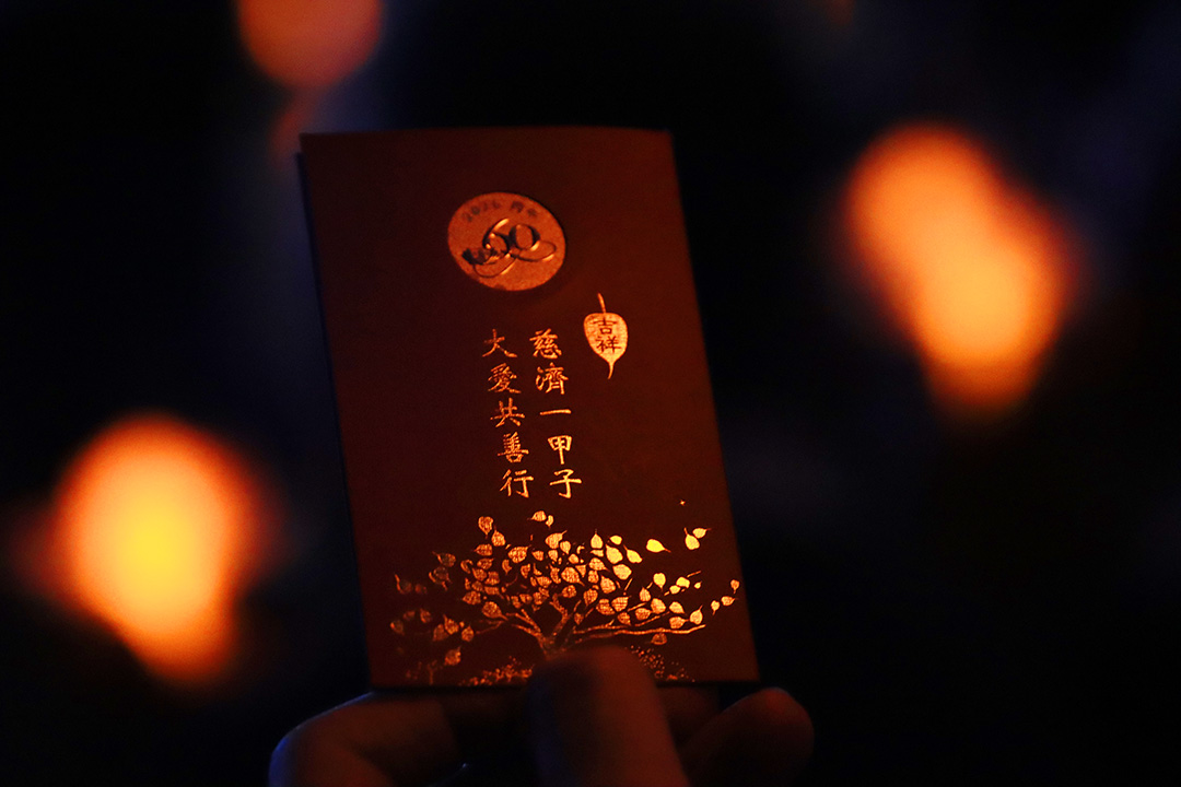 慈济六十年来，秉持“莫忘竹筒岁月初心，永志法脉宗门弘愿”的精神，一步一脚印走过一甲子。【摄影：王淙鋕】