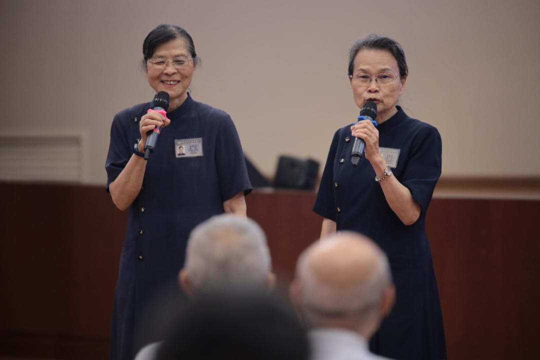 台湾资深慈济人李静淇师姊（右）与林雪珠师姊（左），与志工及会众分享多年来在人群中行菩萨道的生命体悟。【摄影：刘劲毅】