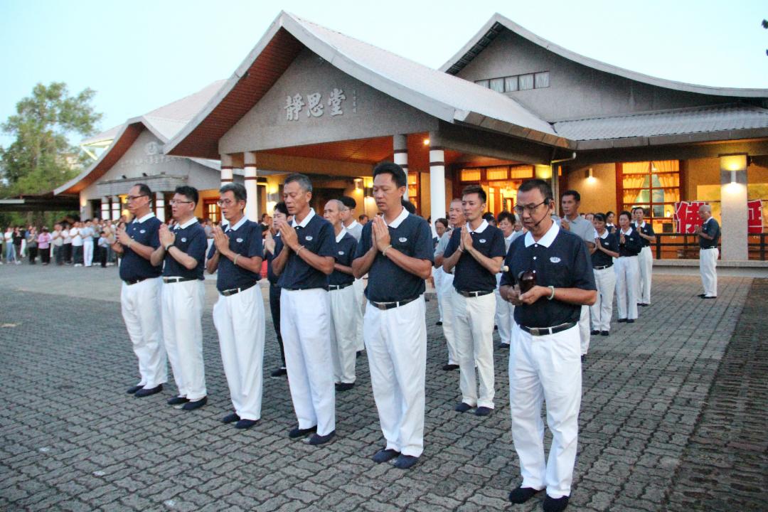 亚庇支会于2026年5月1日举办朝山法会。首次以三步一拜的方式进行，称之为“经行”。 【摄影：谭志雄】