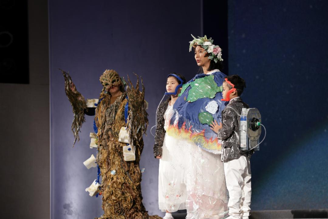 演绎者以回收材料打造的服饰，将环保理念化为舞台上的艺术表现。【摄影：锺国義】